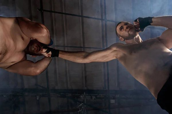 Two muscular men fighting, bodybuilders punching each other, training in martial arts, boxing, jiu jitsu — Stock Photo, Image