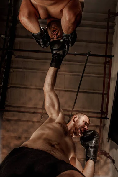 Dois homens musculosos lutando, fisiculturistas batendo um no outro, treinando em artes marciais, boxe, jiu jitsu — Fotografia de Stock