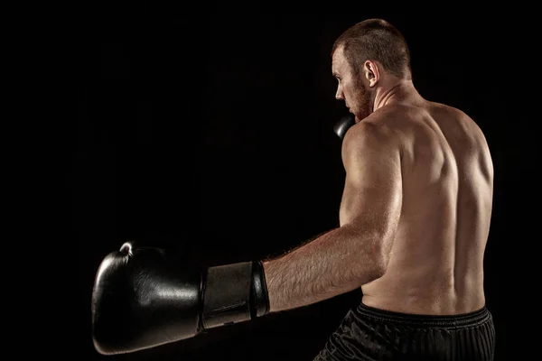 Kick-boxingu młodego człowieka na czarny — Zdjęcie stockowe
