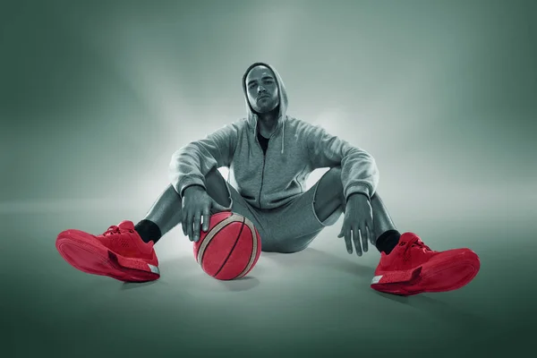 Full length portrait of a basketball player with ball — Stock Photo, Image