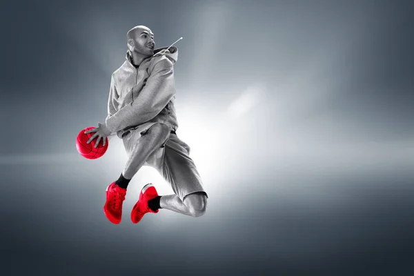 Retrato de comprimento total de um jogador de basquete com bola — Fotografia de Stock