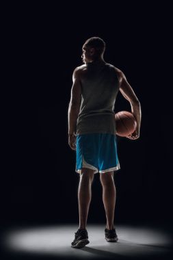 Bir basketbol oyuncusu topu ile portresi
