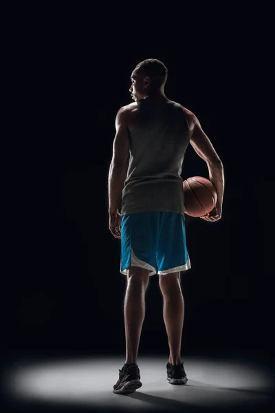 Het portret van een basketbal-speler met bal — Stockfoto