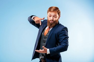 Üzerinde mavi arka plan izole bir iş adamı portresi.