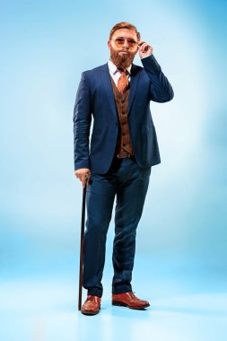 Baston tutan elbiseli barded adam.