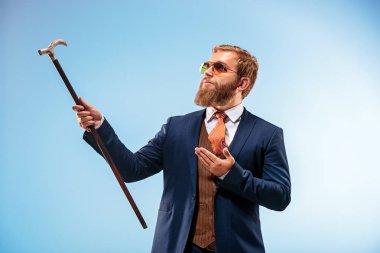 Baston tutan elbiseli barded adam.