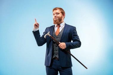 Baston tutan elbiseli barded adam.