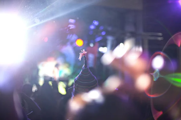 As silhuetas da multidão de concertos na frente de luzes de palco brilhantes — Fotografia de Stock