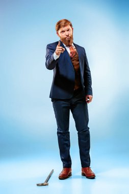 Baston tutan elbiseli barded adam.