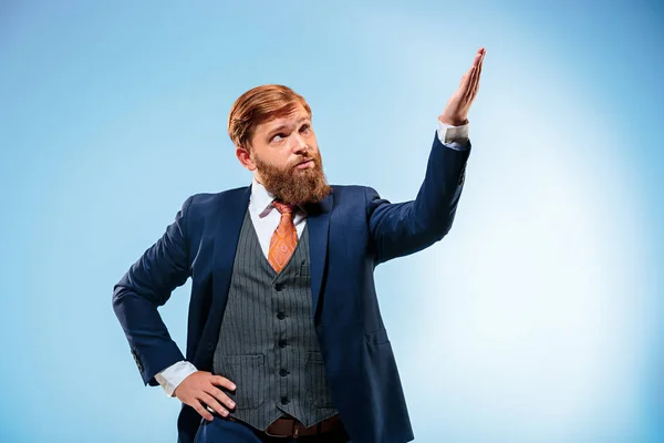 Retrato de un hombre de negocios aislado sobre fondo azul . — Foto de Stock