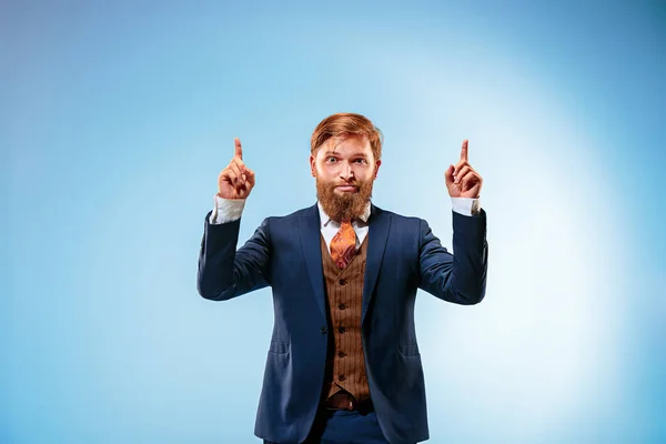 Retrato de um homem de negócios isolado no fundo azul . — Fotografia de Stock