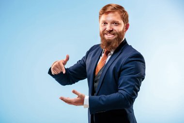Üzerinde mavi arka plan izole bir iş adamı portresi.