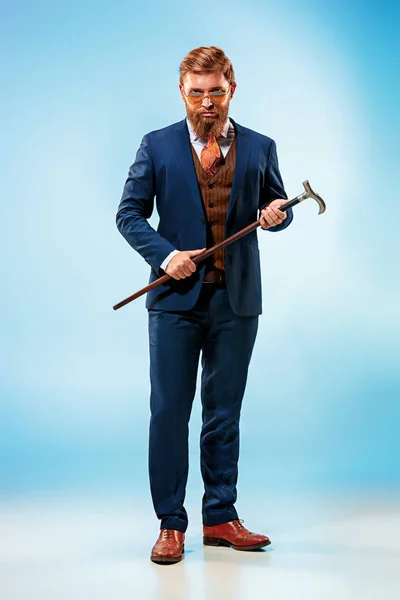 Бардаючий чоловік у костюмі тримає тростину . — стокове фото