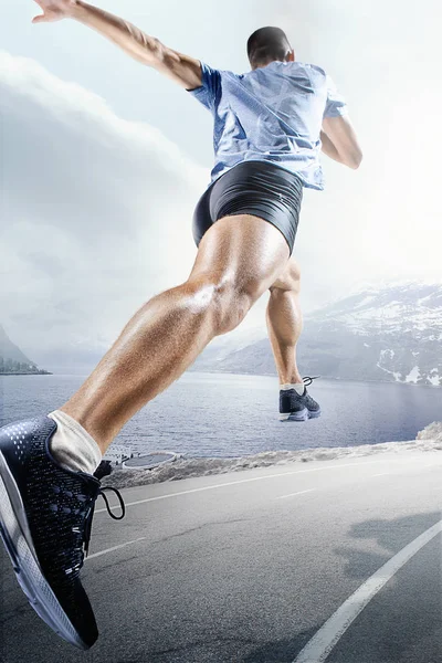Sporthintergründe. Sprinter startet auf der Laufstrecke. — Stockfoto