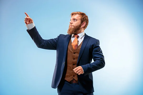 Retrato de un hombre de negocios aislado sobre fondo azul . — Foto de Stock