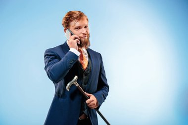 Baston tutan elbiseli barded adam.