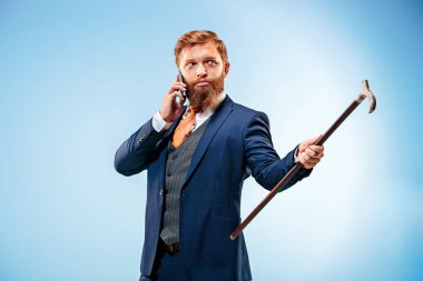 Baston tutan elbiseli barded adam.