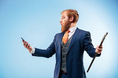 Baston tutan elbiseli barded adam.