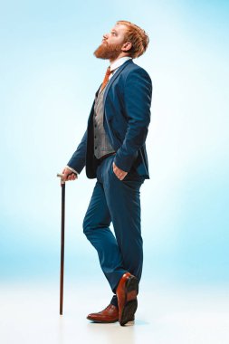 Baston tutan elbiseli barded adam.