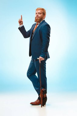 Baston tutan elbiseli barded adam.