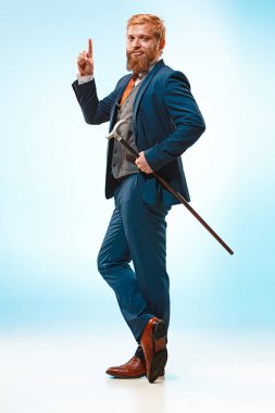 Baston tutan elbiseli barded adam.