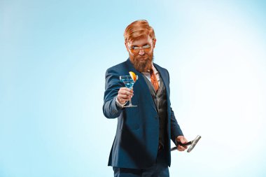 Baston tutan elbiseli barded adam.