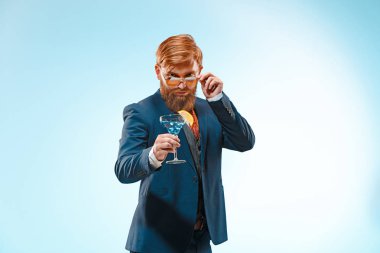 Baston tutan elbiseli barded adam.