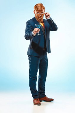 Baston tutan elbiseli barded adam.