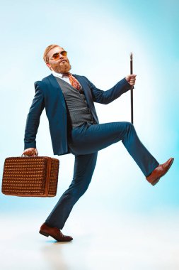 Baston tutan elbiseli barded adam.