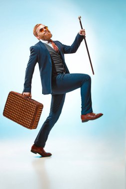 Baston tutan elbiseli barded adam.