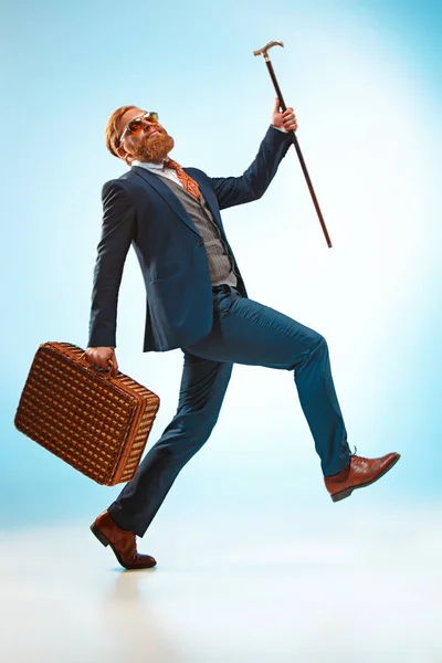 El hombre barbudo con un traje sosteniendo la caña . —  Fotos de Stock