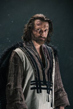 Makyaj, fakir bir adam bir takım elbiseli erkek oyuncu