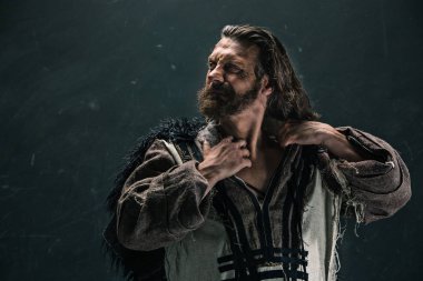 Aktör olarak makyaj, fakir bir adam