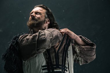 Aktör olarak makyaj, fakir bir adam