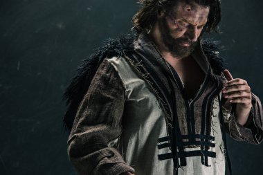 Aktör olarak makyaj, fakir bir adam