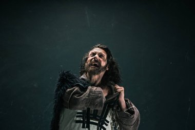 Aktör olarak makyaj, fakir bir adam