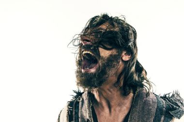 Beyaz bir arka plan karşı poz bir savaş posta acımasız bir kel viking portresi.