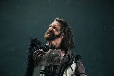 Aktör olarak makyaj, fakir bir adam