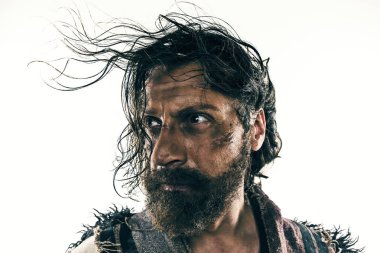 Beyaz bir arka plan karşı poz bir savaşta acımasız kel viking portresi.