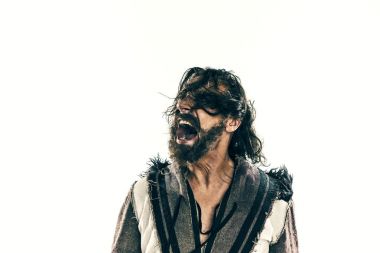 Beyaz bir arka plan karşı poz bir savaşta acımasız kel viking portresi.