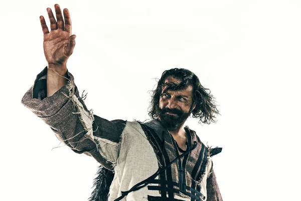 Retrato de um viking careca brutal em uma batalha posando contra um fundo branco . — Fotografia de Stock