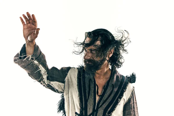 Beyaz bir arka plan karşı poz bir savaşta acımasız kel viking portresi.