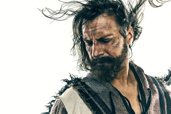 Beyaz bir arka plan karşı poz bir savaşta acımasız kel viking portresi.