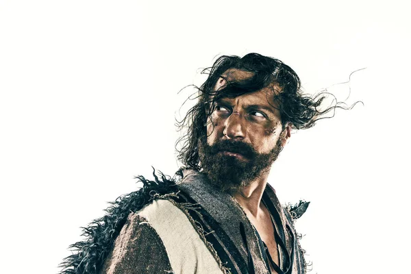 Beyaz bir arka plan karşı poz bir savaşta acımasız kel viking portresi.