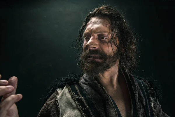 Siyah bir arka plan karşı poz bir savaş posta acımasız bir kel viking portresi.