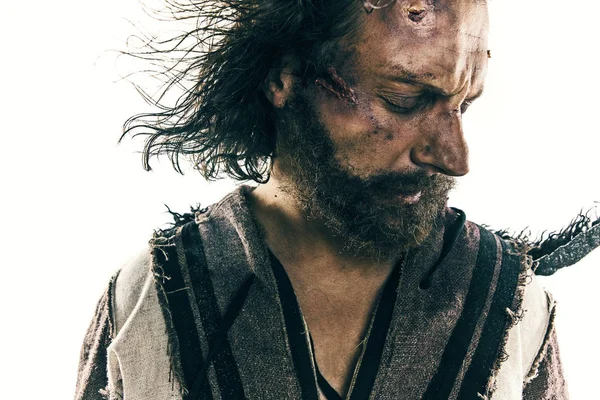 Beyaz bir arka plan karşı poz bir savaş posta acımasız bir kel viking portresi.