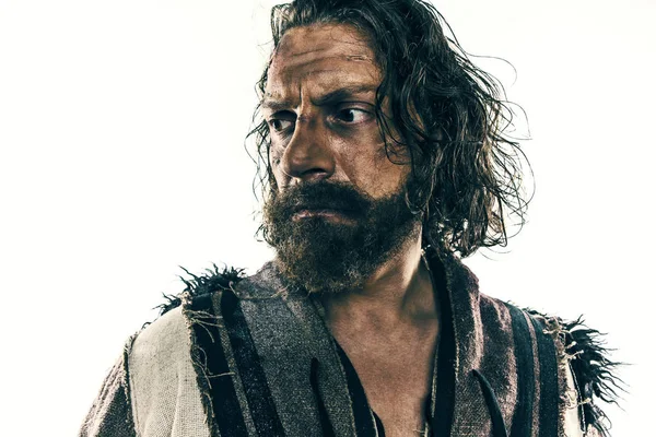 Beyaz bir arka plan karşı poz bir savaşta acımasız kel viking portresi.