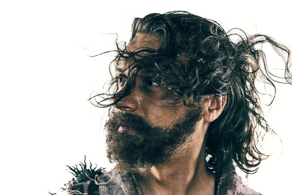 Beyaz bir arka plan karşı poz bir savaşta acımasız kel viking portresi.