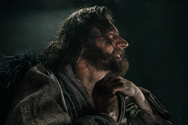 Siyah bir arka plan karşı poz bir savaş posta acımasız bir kel viking portresi.