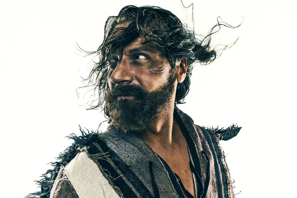 Beyaz bir arka plan karşı poz bir savaşta acımasız kel viking portresi.